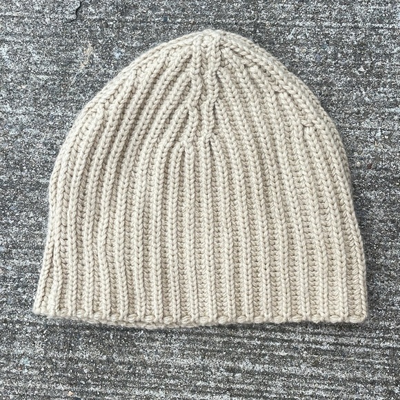 Tabitha Webb tan off white beige floral embroidered beanie hat knitted flowers - Picture 3 of 3